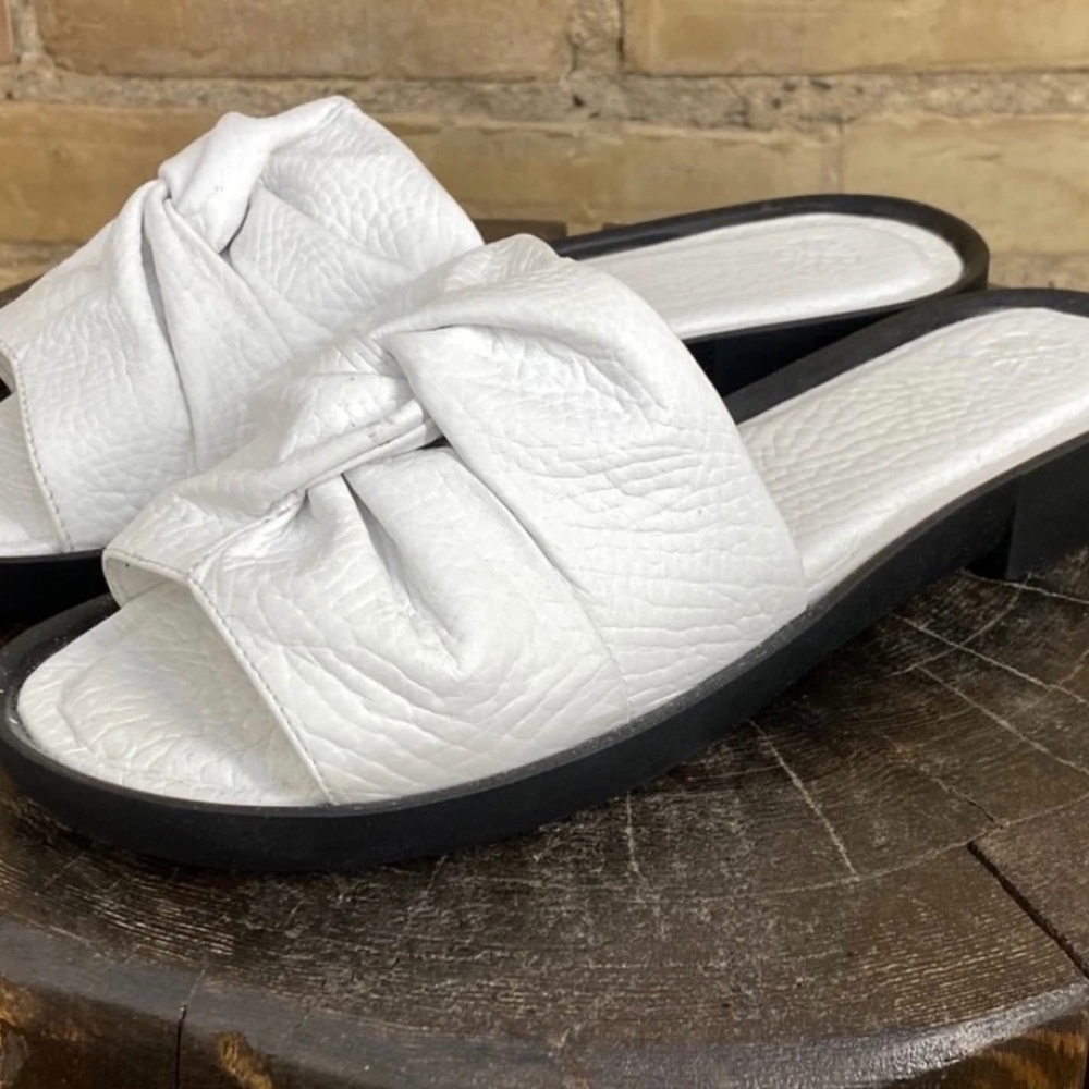 NWOT Cici Sandal